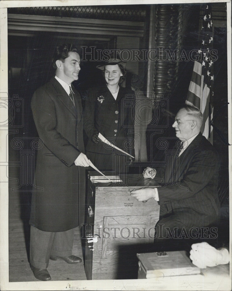 1942 Press Photo Democratic Senate Nominee Joseph Casey Wife Cast Votes - Historic Images