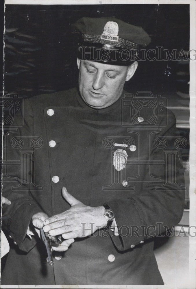 1958 Press Photo Patrolman Casey Nabs Fleeing Gunman Robert Carlson Clark - Historic Images