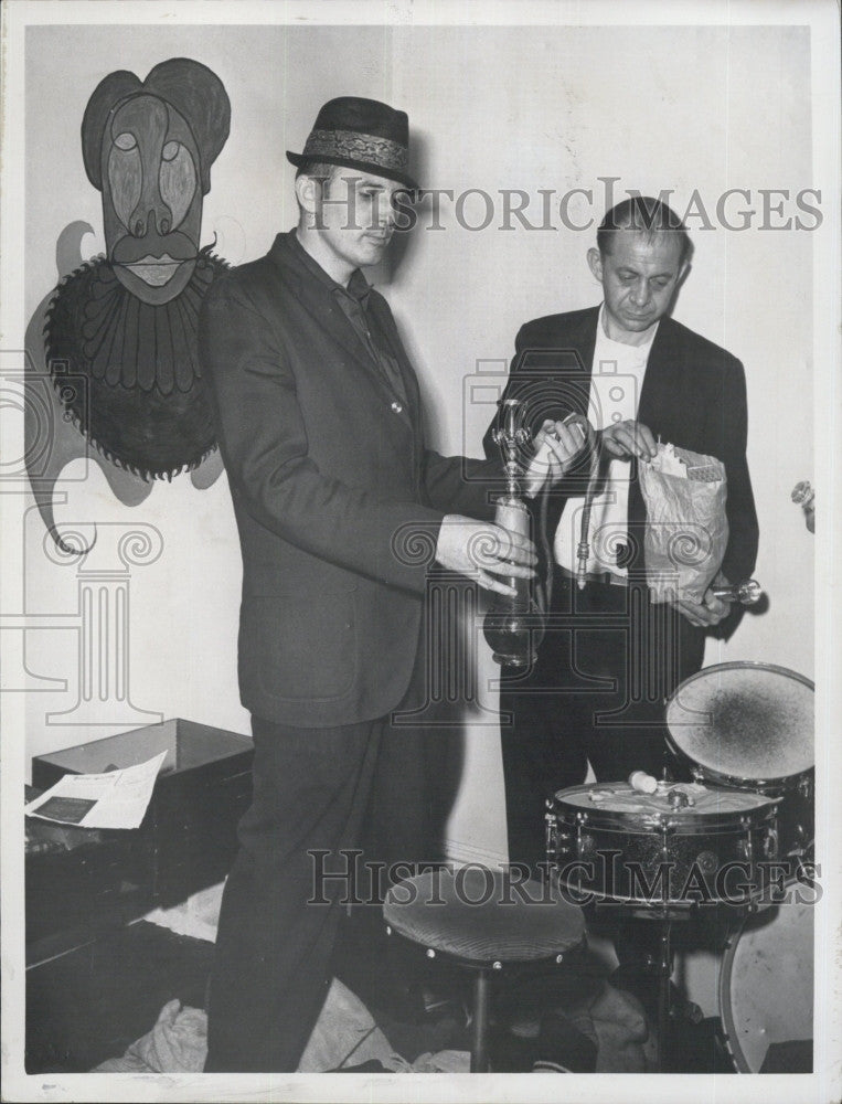 1967 Press Photo Boston Detectives Dennis Casey, Arthur Lindsky After Drug Raid - Historic Images