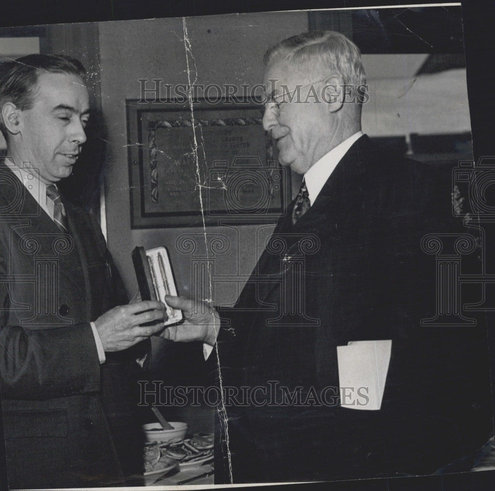 1945 Press Photo Joe Cashman And Bob Quinn - Historic Images