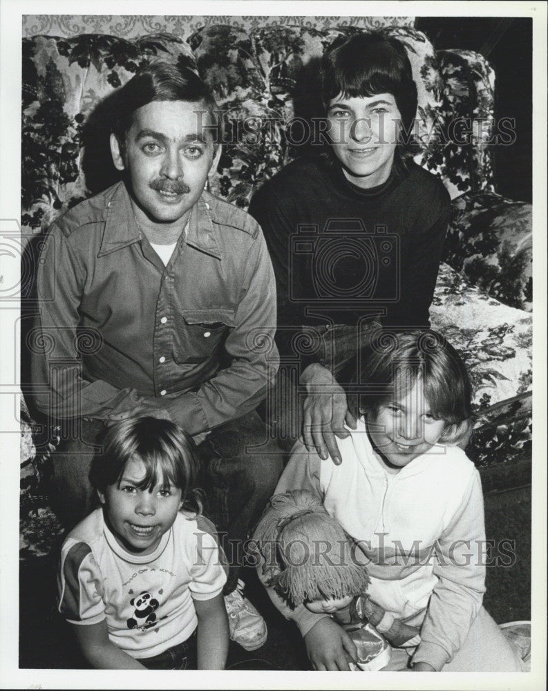 1984 Press Photo Tony Cassell and Family - Historic Images