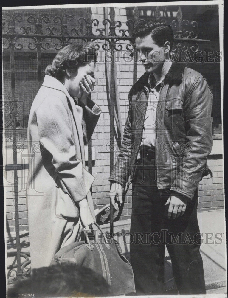 1957 Press Photo John Cassavetes and Kathleen Maguire in &quot;Edge of the City&quot; - Historic Images