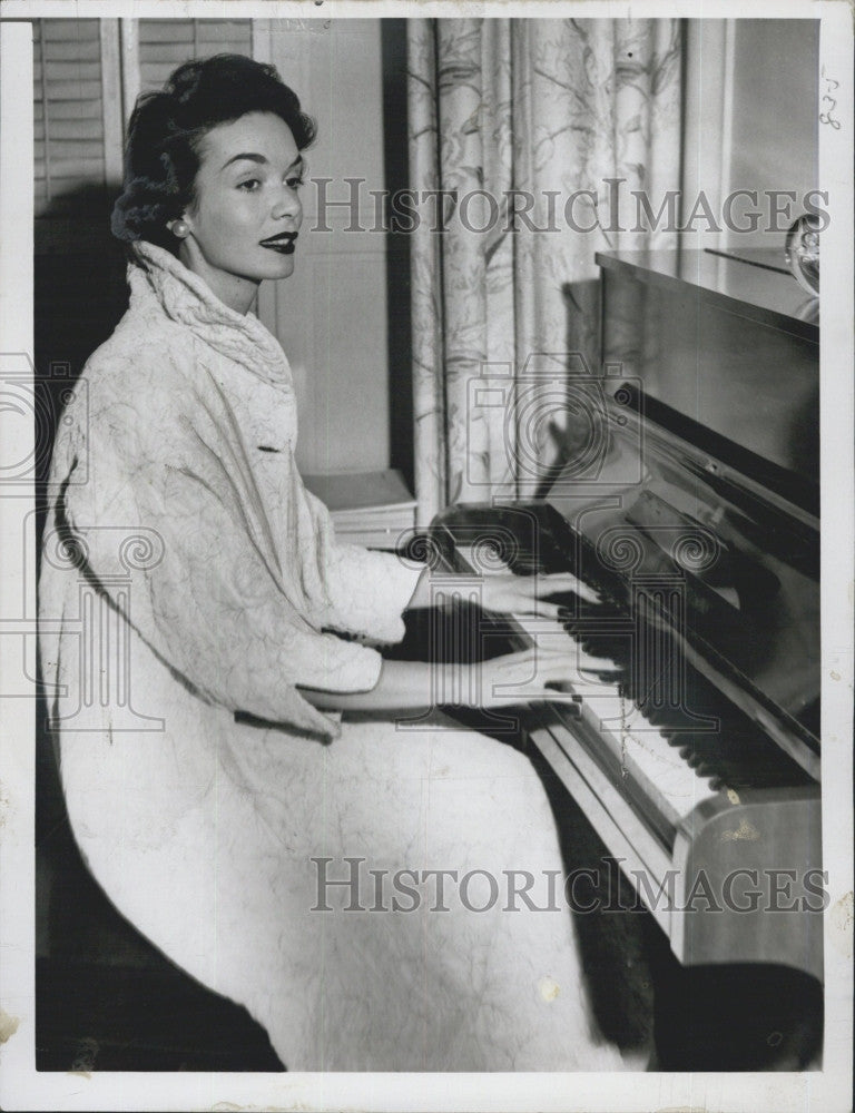 1953 Press Photo Gloria Case, Wife of Doctor Robert Case - Historic Images