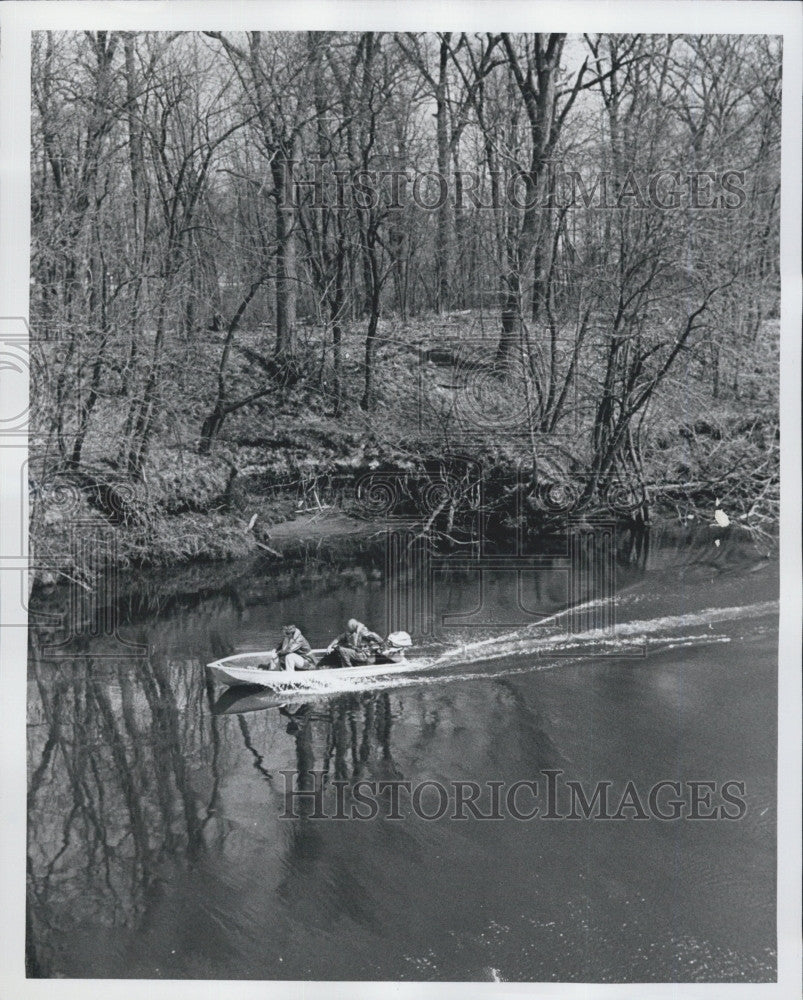 1977 Press Photo Paul Corsetti and Chester Casey Search River for Missing Boy - Historic Images