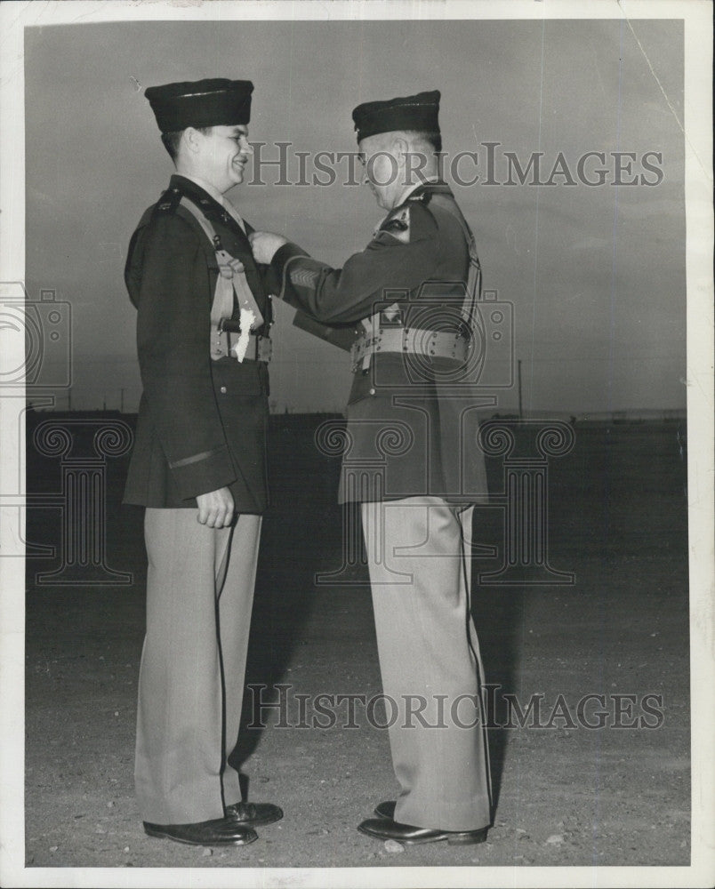 1943 Press Photo Captain John Casey Receives Silver Star From Col Davis Rumbough - Historic Images