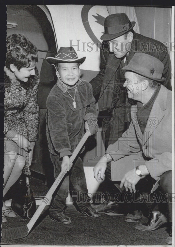 1969 Press Photo Nguyen Thanh Nghi Returning to Saigon After Surgery  in Canada - Historic Images