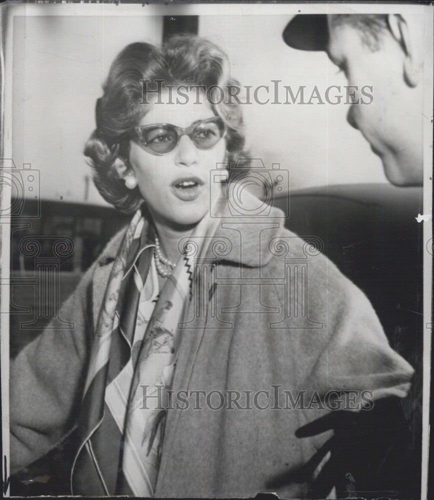 1957 Press Photo Countess Marie-Helen De Nicolai Idlewild Airport Paparazzi - Historic Images