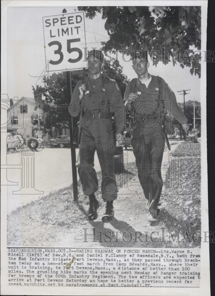 1959 Press Photo Lts Wayne B  Nicell &amp; Daniel F Clancy at Camp Edwards Mass. - Historic Images