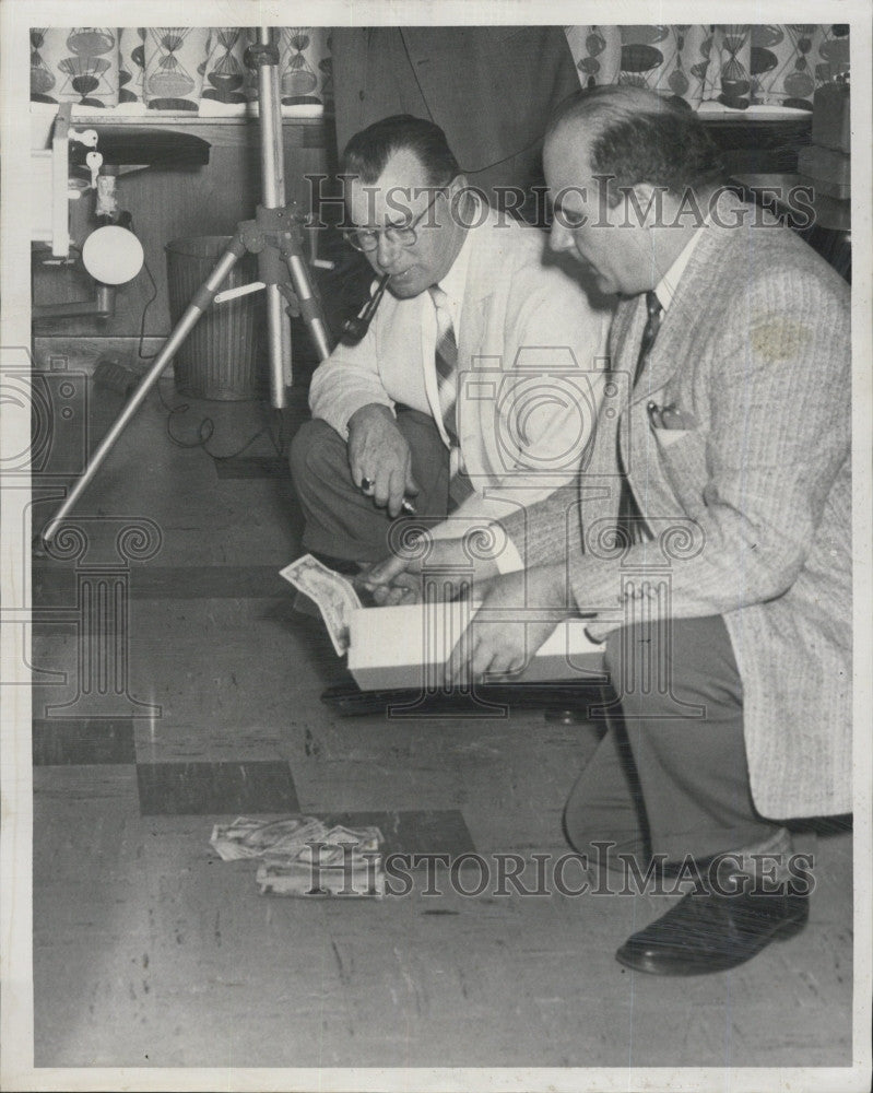 1960 Press Photo Police officer &amp; Bank Mgg. Fred Nickerson - Historic Images