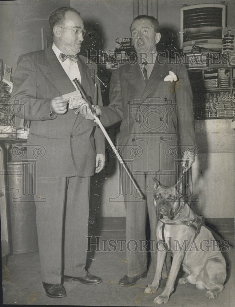 1960 Press Photo Walter Mason &amp; Charles P Case with Seeing Eye dog - Historic Images