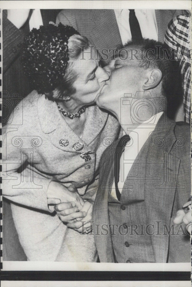 1960 Press Photo Senator Clifford Case Re-Election Kiss - Historic Images