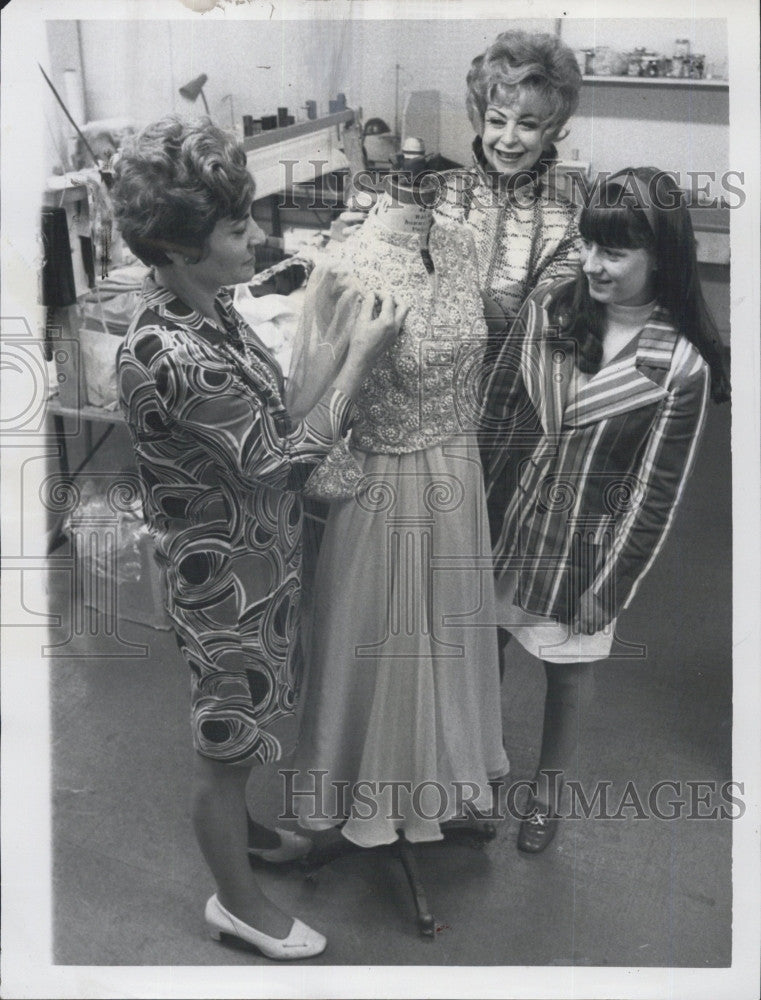 1970 Press Photo Fashion Designer Cyrel Denise Geis Tasula Mecrides Revere High - Historic Images