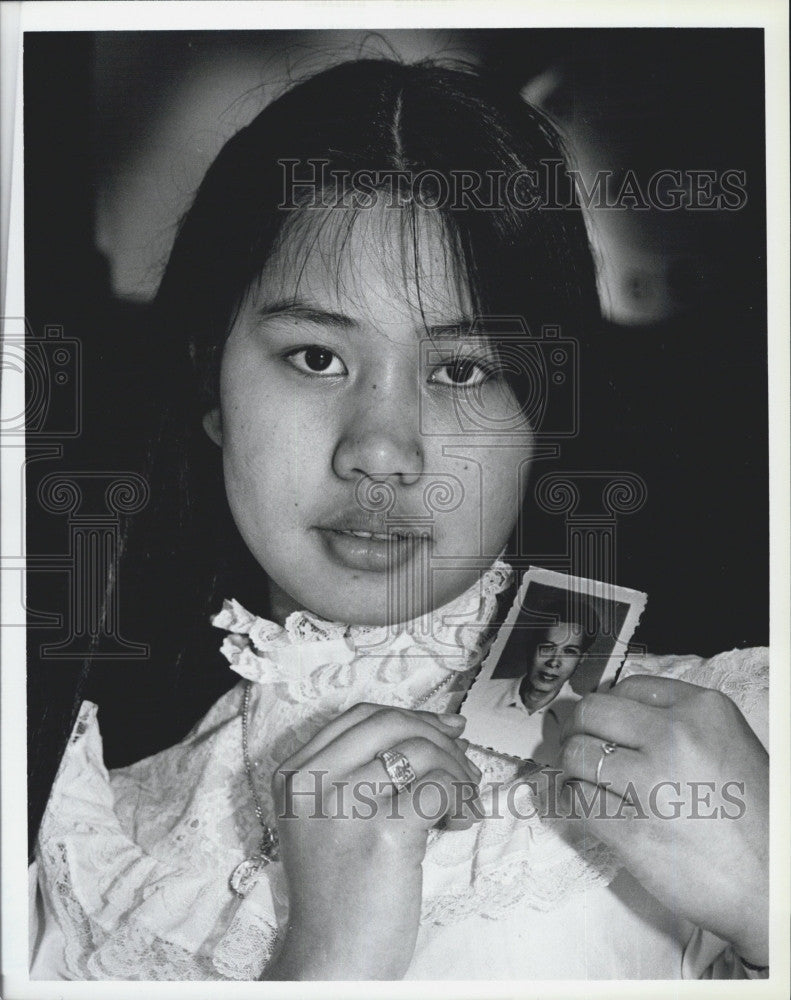 1985 Press Photo Cambodian Girl Thog Chiv Portrait Father Thach Sau - Historic Images