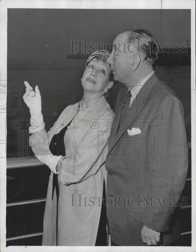 1957 Press Photo actress Marjorie Gateson on a ship with Melville Cooper - Historic Images