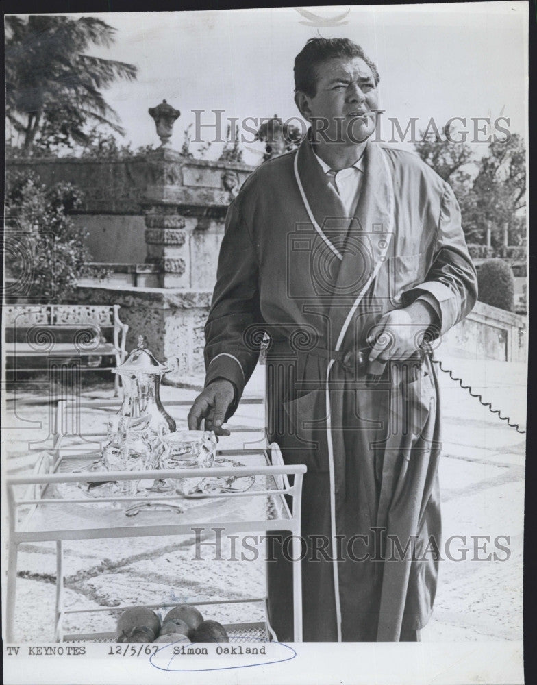 1967 Press Photo Actor,  Simon Oakland at home - Historic Images