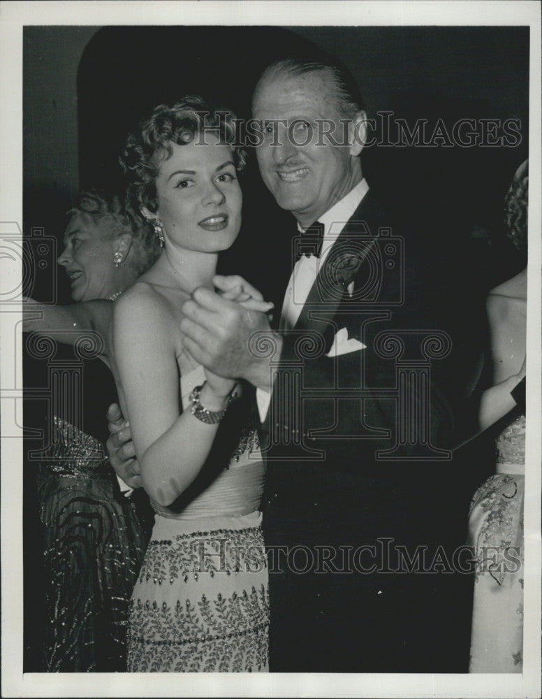 1954 Press Photo Serge Obolensky Dances With Mrs George Guinle At Belmont Ball - Historic Images