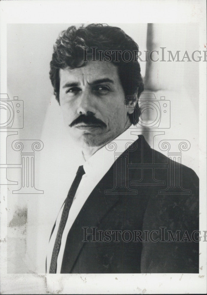 1989 Press Photo Actor And Director James Olsmos - Historic Images