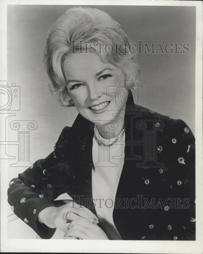 1974 Press Photo Actress Helen O&#39;Connell Hosts &quot;Miss USA Beauty Pageant&quot; - Historic Images