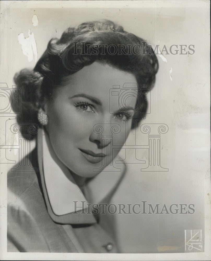 1956 Press Photo Commentator Eileen O&#39;Connell, Harper&#39;s Editor At Jordan&#39;s - Historic Images