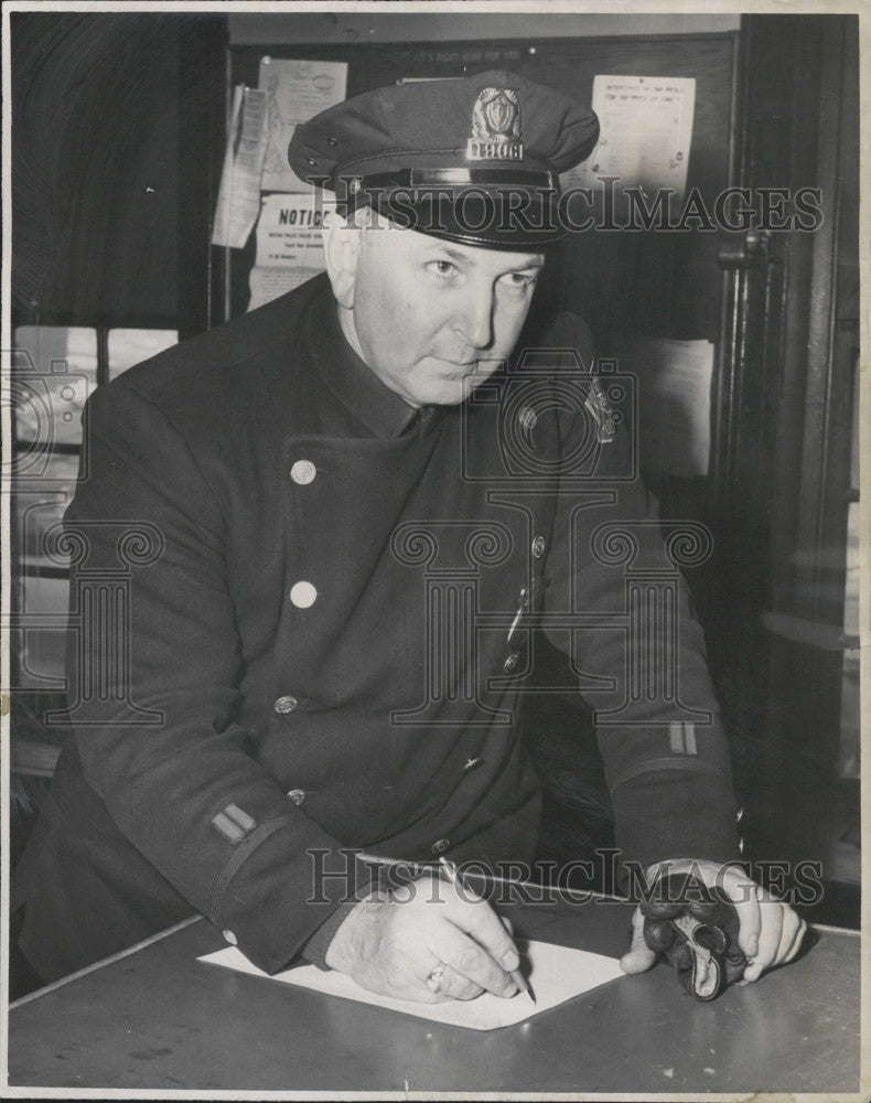 1962 Press Photo Police Officer Helped Baby Birth in Hyde Park - Historic Images