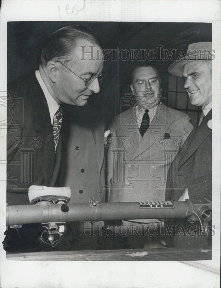 1943 Press Photo Chief Of War Board Donald Nelson Visiting Bren Gun Plant - Historic Images