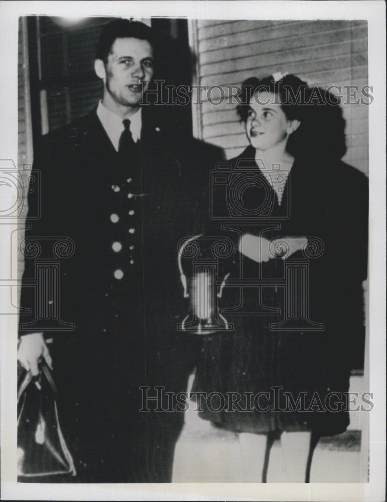 1948 Press Photo Mayor Ben Nelson As He Says Good By To Daughter Cheyenne - Historic Images