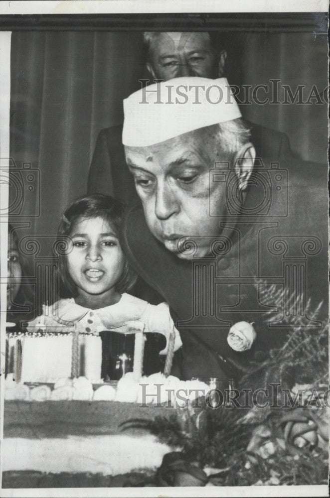 1961 Press Photo India&#39;s Prime Minister Nehru at His Birthday Blowing Candles - Historic Images