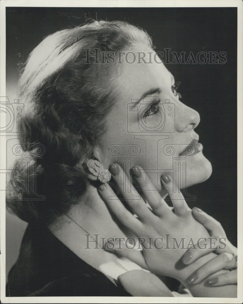 1956 Press Photo Carol Nashe Coordinator of Miss Mass Pageant - Historic Images