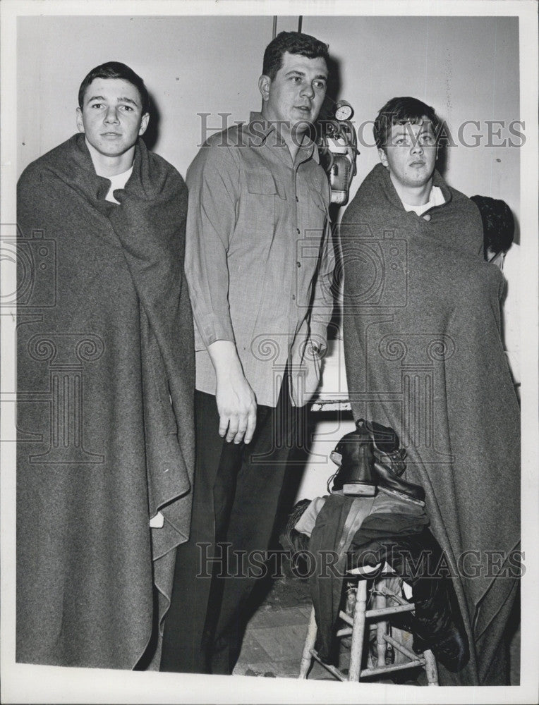 1965 Press Photo Teens Rescued From Water Fred Loud And Vincent Judeikis - Historic Images