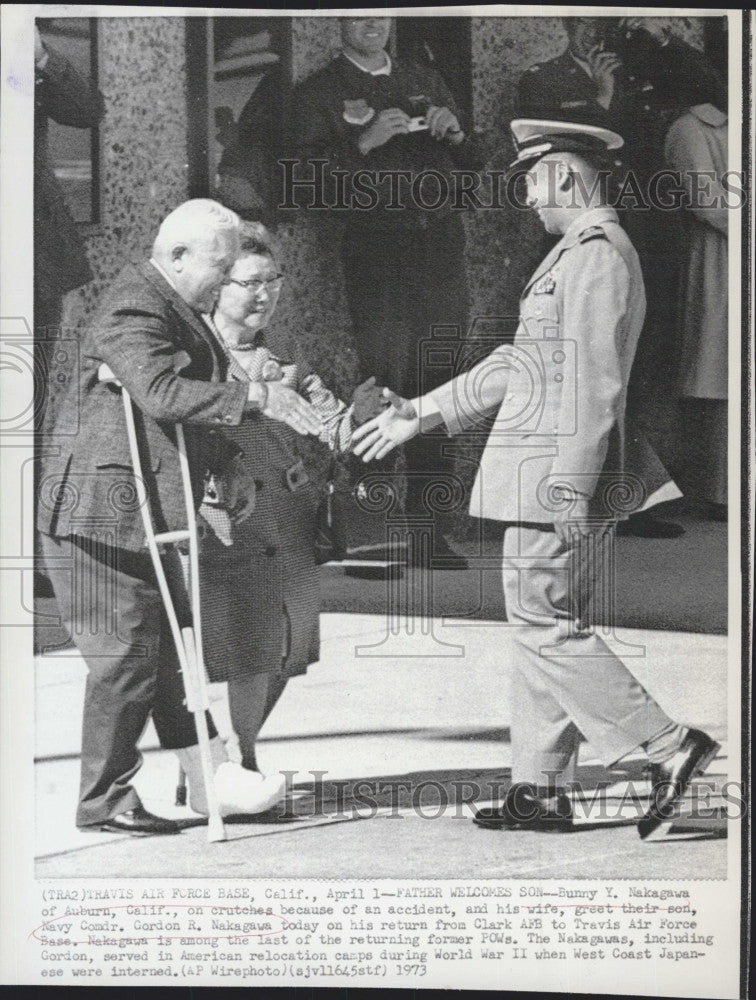 1973 Press Photo Bunny Nakagawa wife greet son Comdr Gordon Nakgawa POW - Historic Images