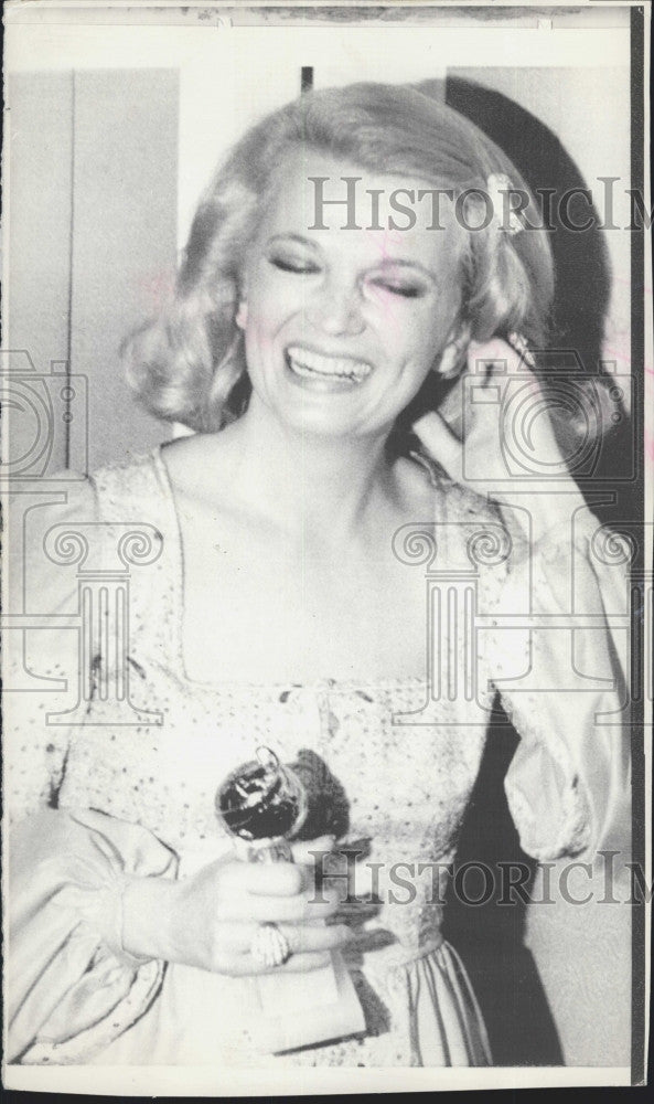 1975 Press Photo Actress Gene Rowlands After Winning Golden Globe Award - Historic Images