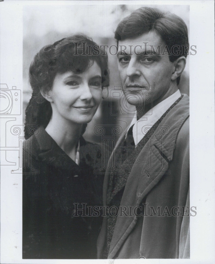 1990 Press Photo Man and Woman pose for photo - Historic Images