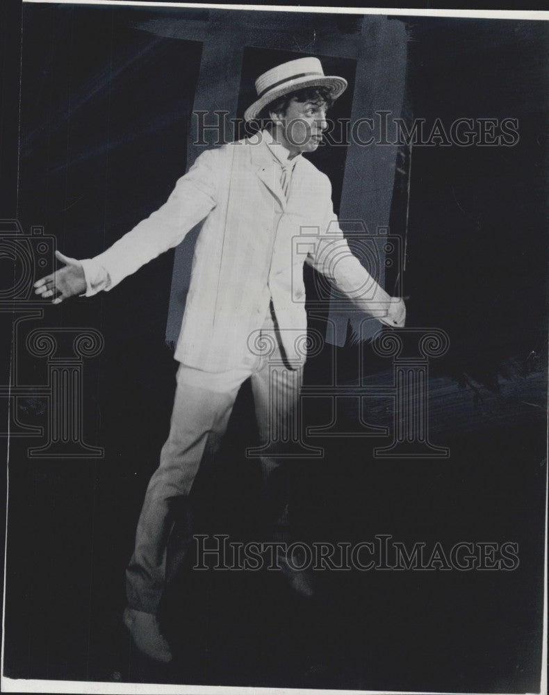 1965 Press Photo Actor Tommy Steele As Kipps IN &quot;Half Of Sixpence&quot; - Historic Images