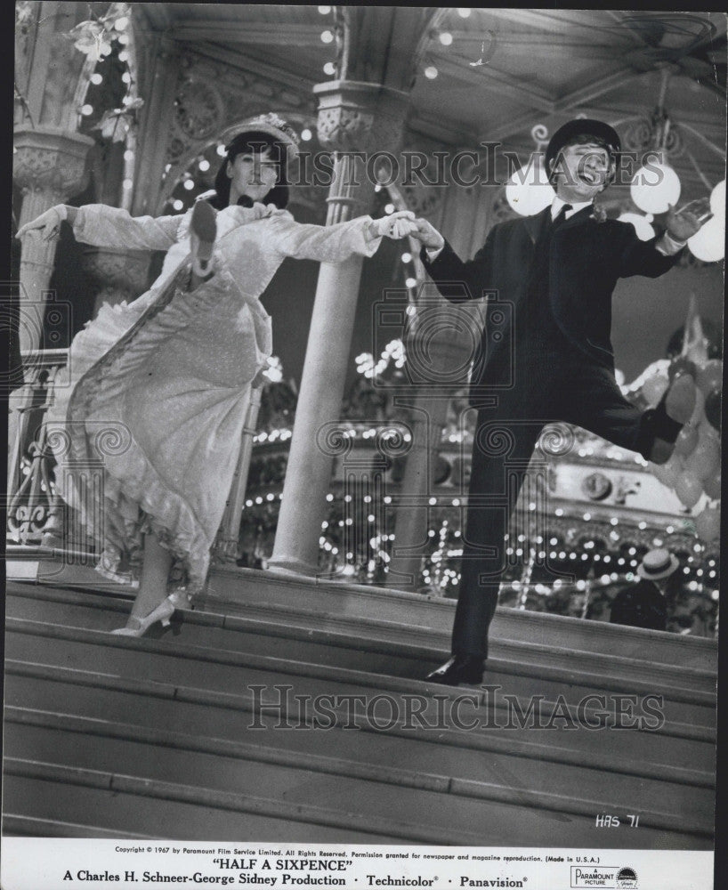 1967 Press Photo Actors Tommy Steele and Julia Foster in &quot;Half a Sixpence&quot; - Historic Images