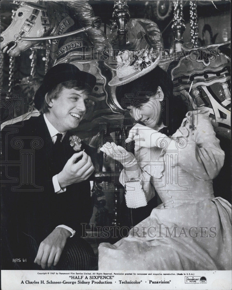 1967 Press Photo Actors Tommy Steele and Julia Foster in &quot;Half a Sixpence&quot; - Historic Images