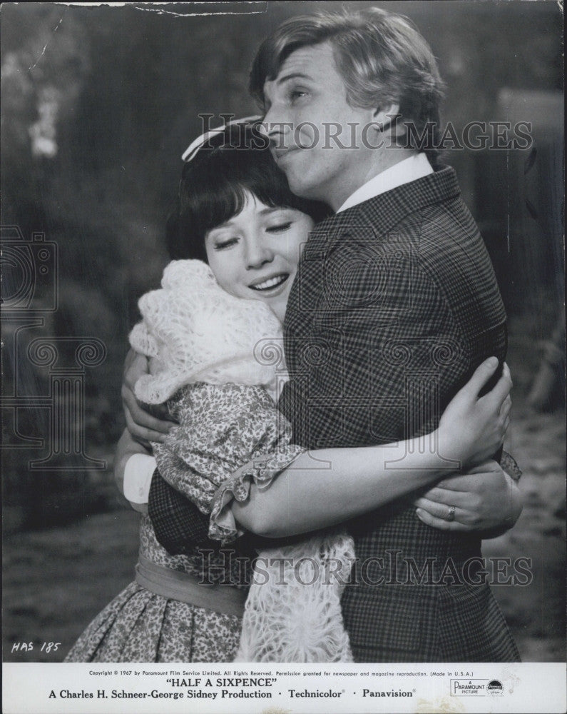 1967 Press Photo Actors Tommy Steele and Julia Foster in &quot;Half a Sixpence&quot; - Historic Images