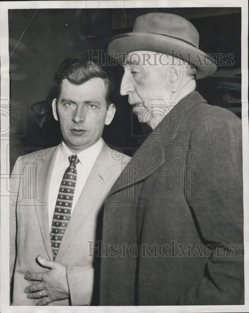 1958 Press Photo John J.Ryan &amp; Detective Arthur O&#39;Shea At Police Station - Historic Images