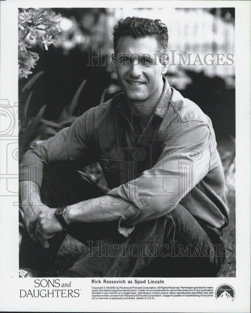 1990 Press Photo Actor Rick Rossovich As Spud Lincoln In &quot;Sons And Daughters - Historic Images