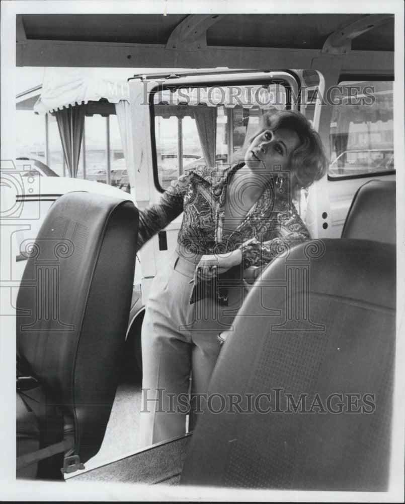 1974 Press Photo Karen Martin Carsalesman Looking in Automobile - Historic Images