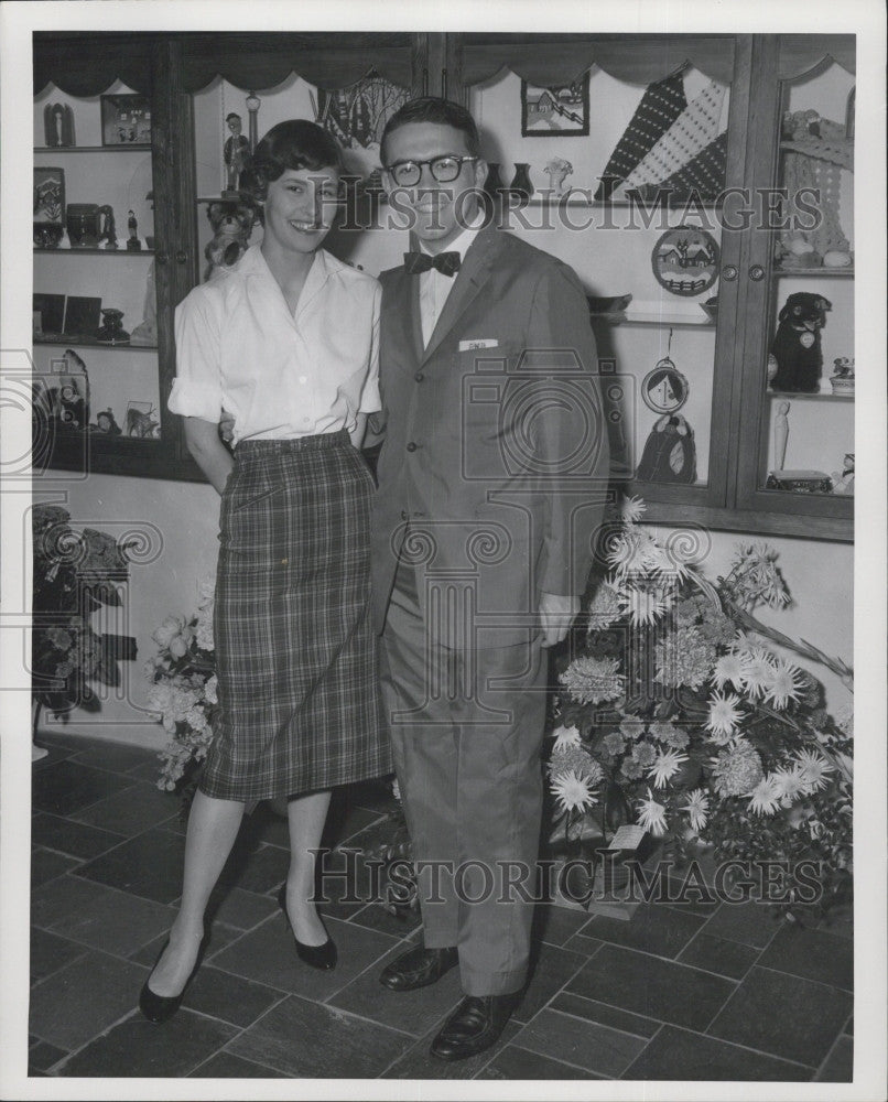 1959 Press Photo Mr and Mrs Gordon Martin Honey Mooning At Manoir Saint Castin - Historic Images