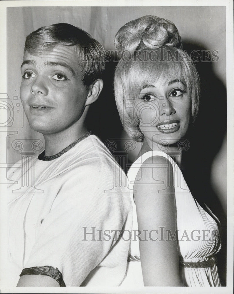 1965 Press Photo Actor Guy E.L. Rothfuss &amp; Philia In &quot;A Funny Thing Happened&quot; - Historic Images