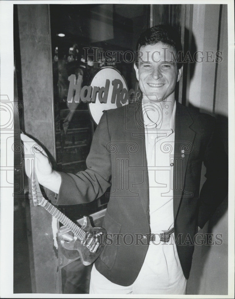 Press Photo Man in front of Hard Rock Cafe Door - Historic Images