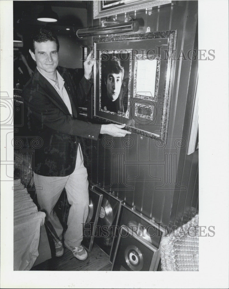 1989 Press Photo Hard Rock Cafe Owner Steve Routhier With Trade Mark Door Handle - Historic Images