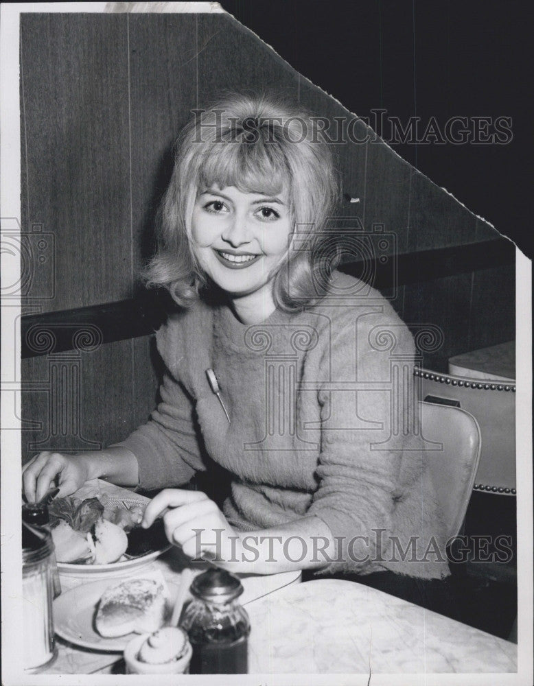 1964 Press Photo Singer Patricia Rourke In Beacon Hill Boston - Historic Images