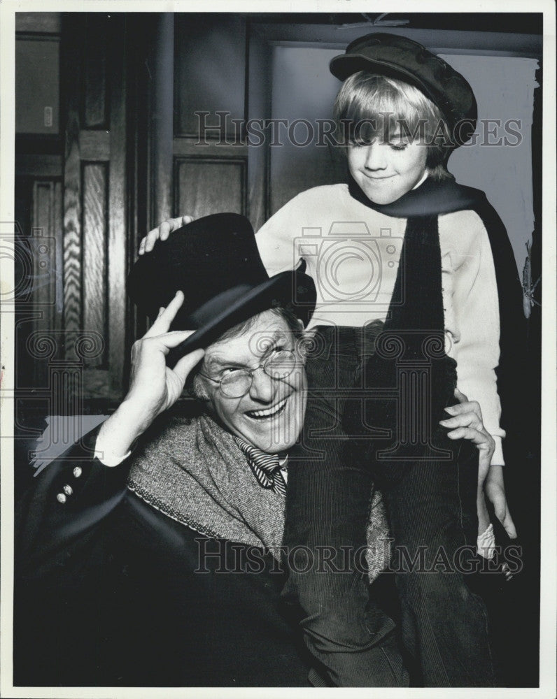 Press Photo Orson Beam as Scrooge &amp; Carmen Jones Age 5 is Tiny Tim - Historic Images