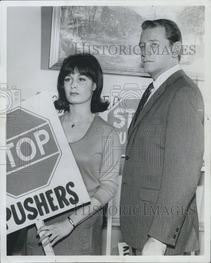 1965 Press Photo  Bay,,Crenna &quot;QuestionHow do You Catch a Cool Bird in Paradise&quot; - Historic Images