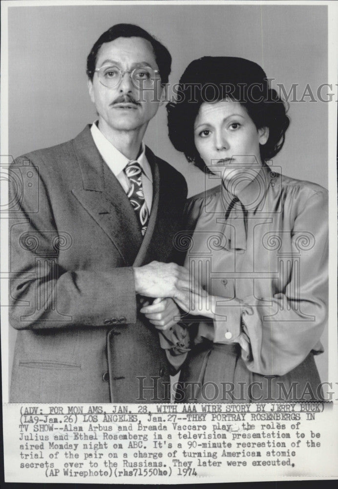 1974 Press Photo Alan Arbus &amp; Brenda Vaccaro as Juluis &amp; Ethel Rosenberg - Historic Images