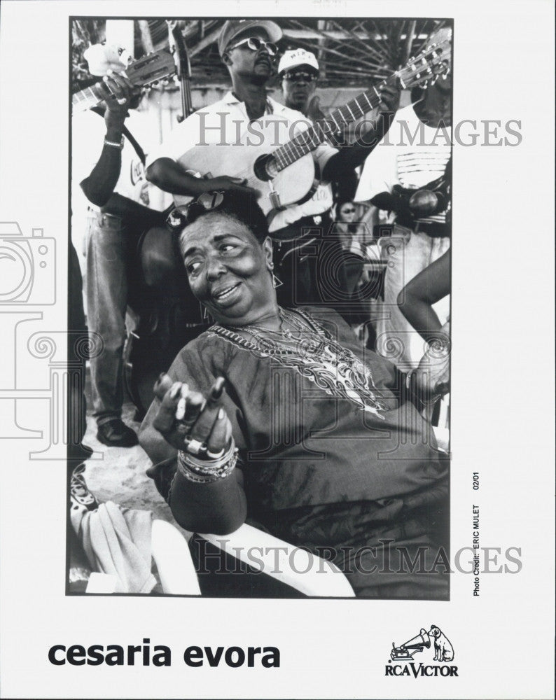 2001 Press Photo Cape Verdean Popular Singer CesÃƒÂ¡ria Ãƒâ€°vora, RCA Victor Records - Historic Images