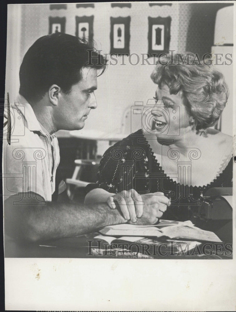 1961 Press Photo Shelley Winters &amp; Ed Nelson on &quot;Alcoa Premier The Cake Baker&quot; - Historic Images