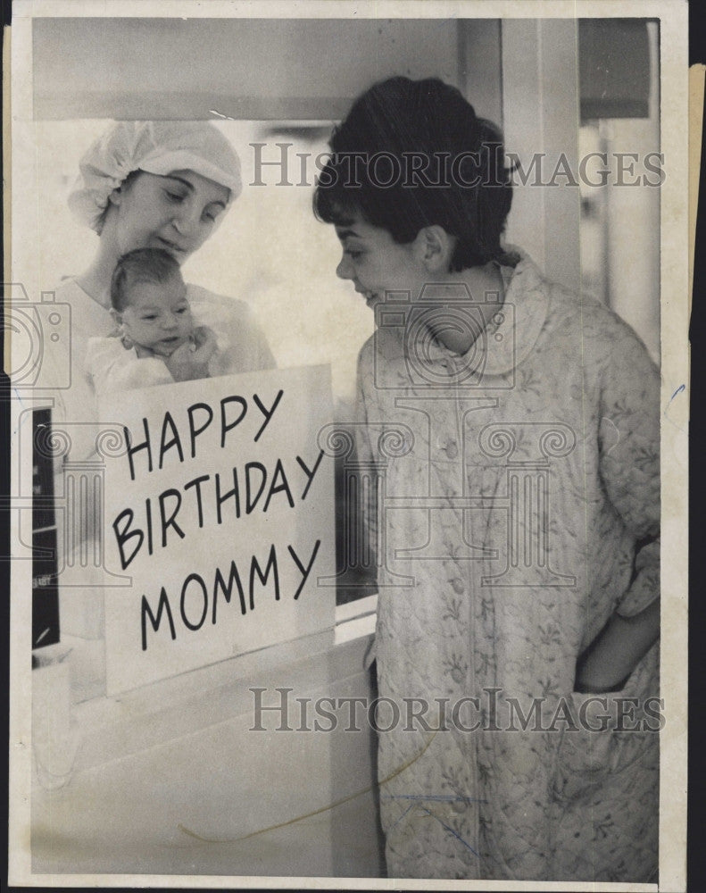 1964 Press Photo Mrs Eleanor Cohen &amp; daughter at the hospital - Historic Images